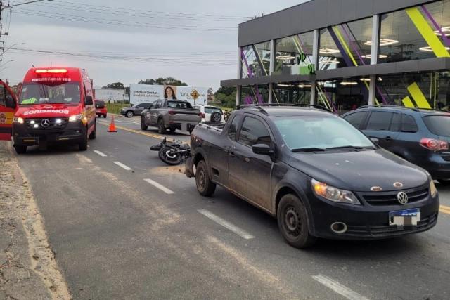 Colisão entre caminhonete e motocicleta deixa homem ferido