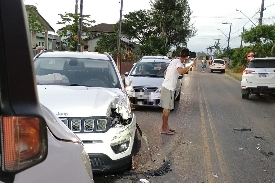 Colisão entre veículos deixa duas pessoas feridas em Içara