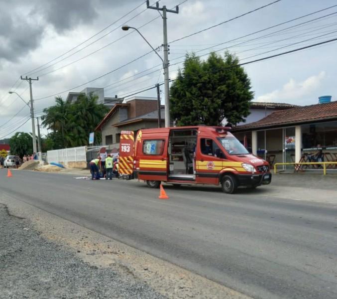 Motociclista de 22 anos fica ferida após colisão na Rodovia Genésio Mazon 