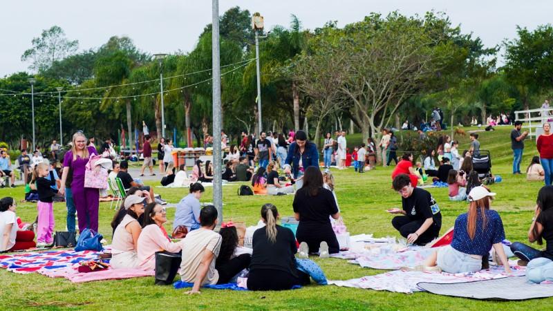 Stand up e música com vocalista do Dazaranha agitam Domingo no Parque especial de Dia dos Pais