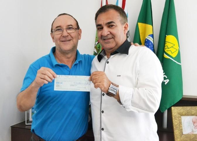 Cooperaliança entrega R$ 2 mil para a Associação Beneficente Família Feliz