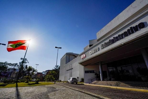 Para disputarem as eleições, 13 secretários e gestores de autarquias deixam o Governo do Estado