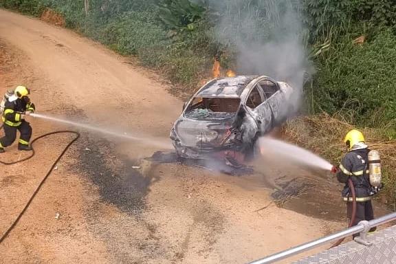 Urussanga: homens armados invadem bar, realizam disparos de arma de fogo e ateiam fogo em carro