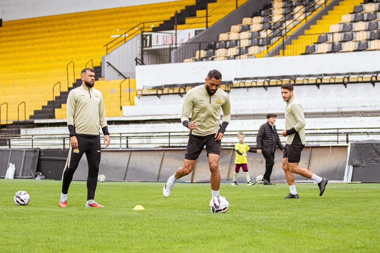 Criciúma realiza treino tático no Majestoso; veja fotos