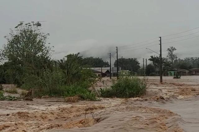 Serviço Aeromédico resgata pessoas ilhadas em Timbé do Sul