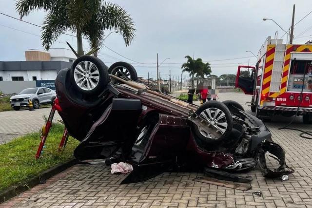 Carro capota e deixa duas mulheres feridas