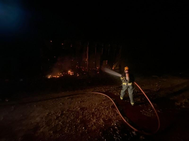 Bombeiros extinguem incêndio nos fundos de olaria em Morro da Fumaça