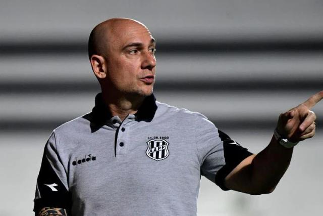 Em crise, Ponte Preta anuncia saída de técnico