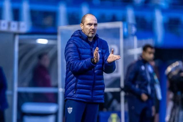 Avaí demite técnico após perder para o Criciúma