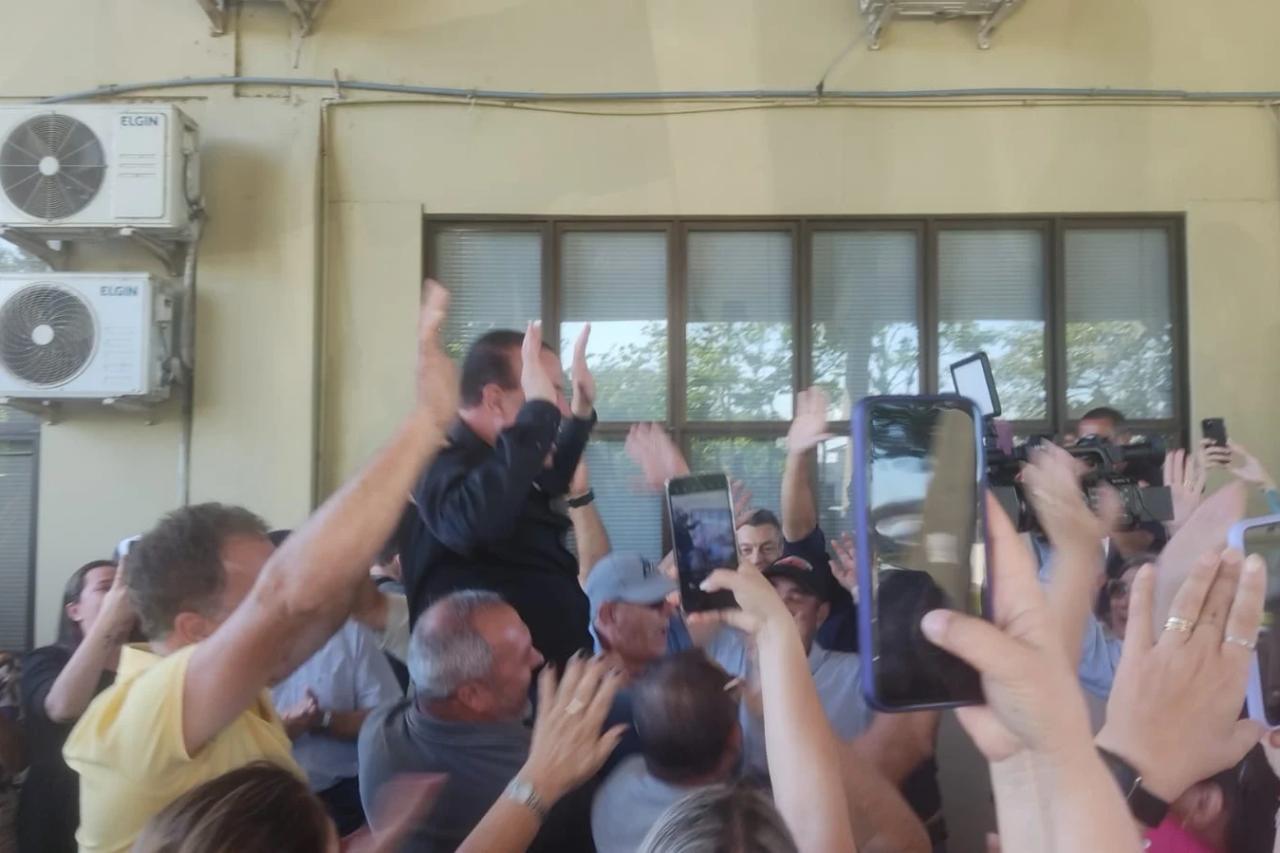 Apoiadores fazem recepção para Neguinho no retorno à prefeitura