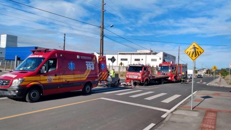 Acidente entre motocicleta e caminhão deixa condutora ferida