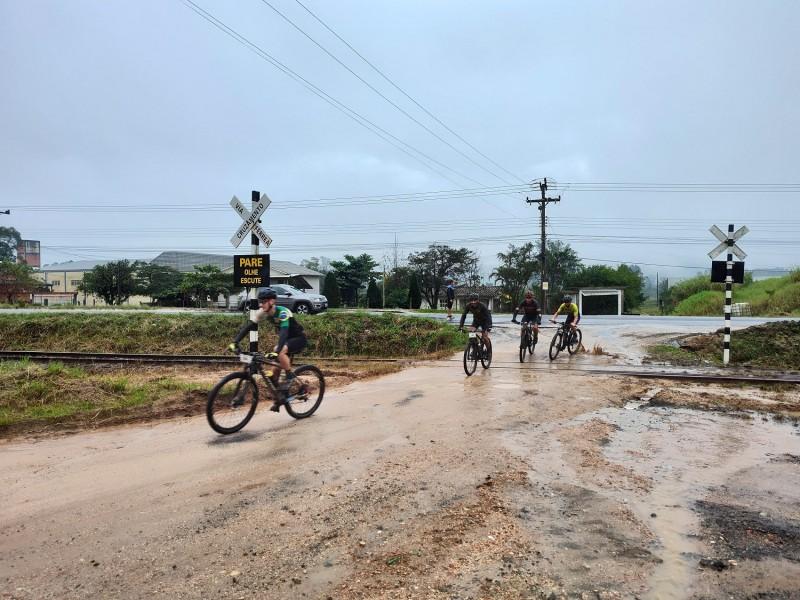 Chuva proporciona experiência desafiadora aos participantes do Cicloturismo de Morro da Fumaça