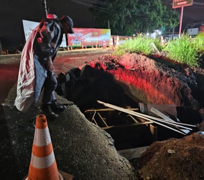 Forte chuva causa abertura de cratera e faz asfalto ceder em Criciúma