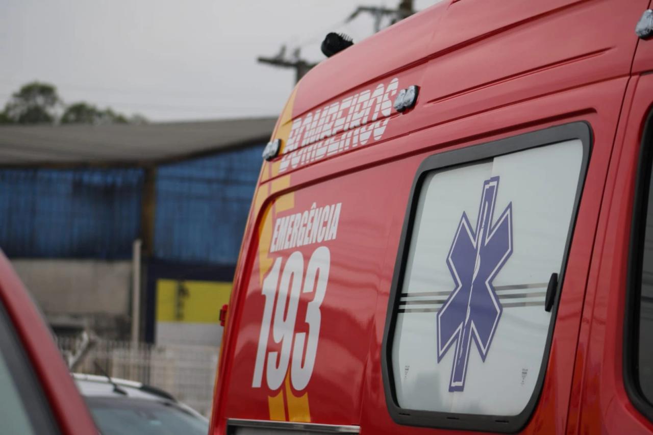 Mulher tem suspeita de traumatismo craniano após colisão entre motocicletas