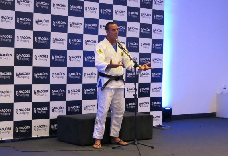 Paulo Zulu ministra workshop sobre defesa pessoal no Nações Shopping