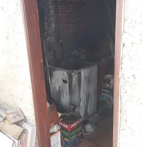 Sombrio: princípio de incêndio atinge fundos de casa e moradores locais controlam o fogo