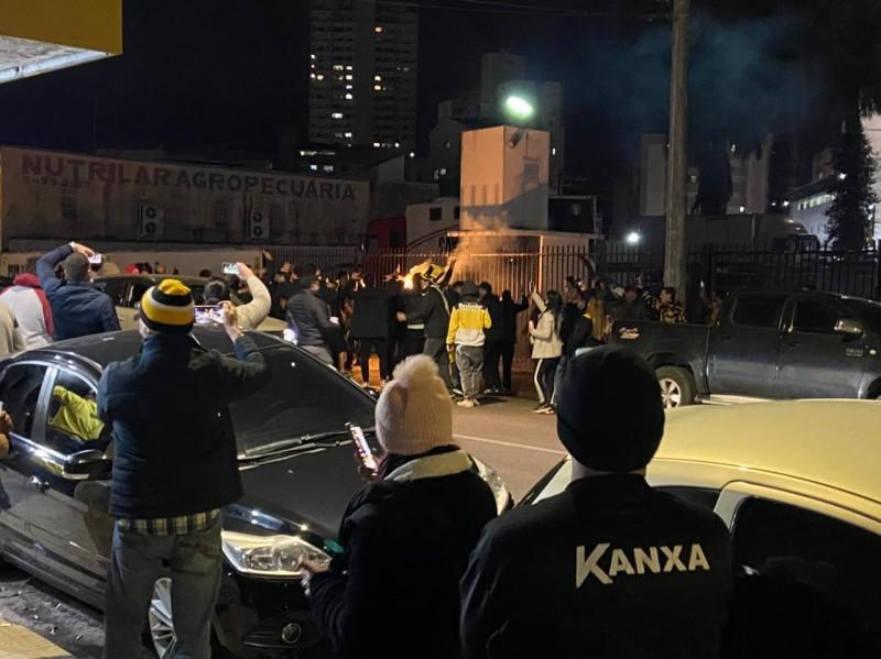 Torcida carvoeira faz festa no estádio Heriberto Hülse após vitória sobre o Fluminense