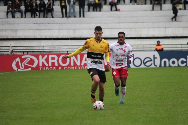 Provável titular contra o Nação, Claudinho fala sobre constantes substituições na temporada