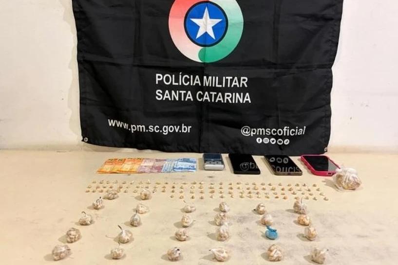 Mulheres são presas pela PM após serem flagradas com crack