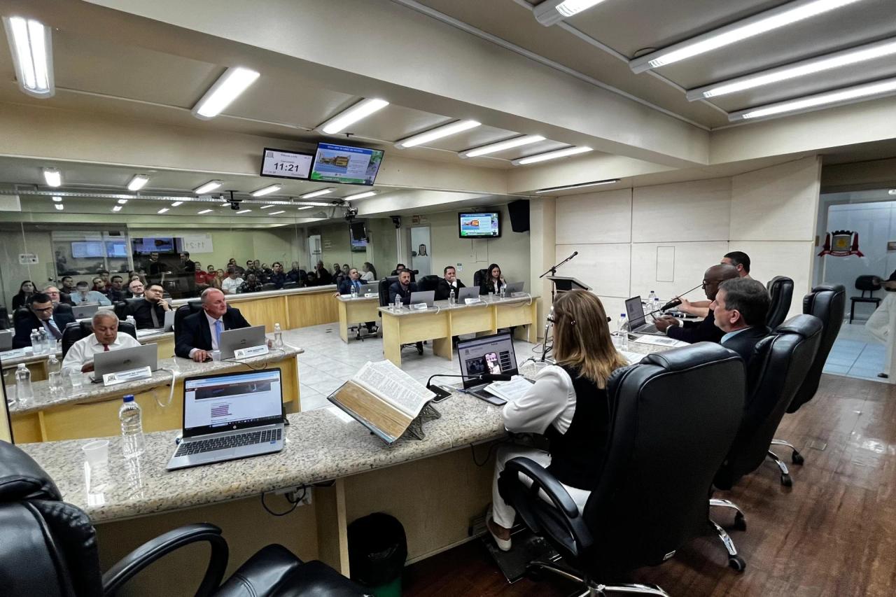 Vereadores aprovam projeto que cria 63 novos cargos comissionados