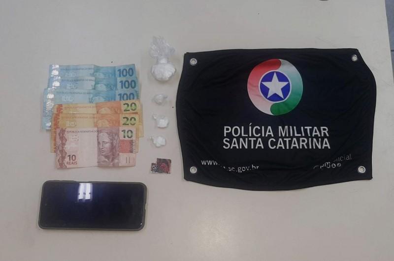 Traficante flagrado vendendo cocaína é detido pela Polícia Militar em Criciúma