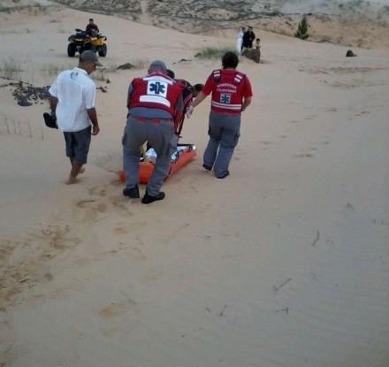 Turista fica ferida ao capotar quadriciclo durante manobra em duna