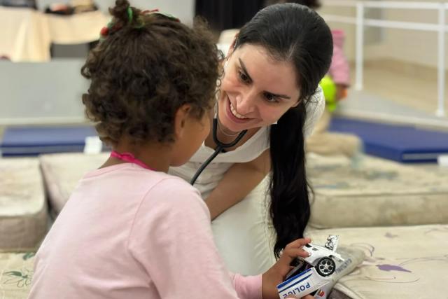 Biomédica realiza atendimento voluntário em abrigo após chuvas atingirem o Sul de SC