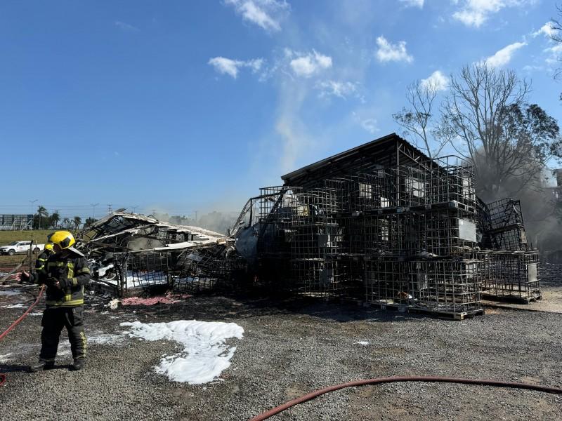 Bombeiros controlam incêndio em indústria química em Criciúma; veja fotos e vídeos