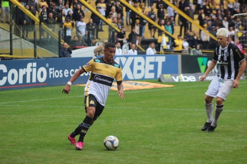 Criciúma sai atrás, mas arranca empate no clássico contra o Figueirense 