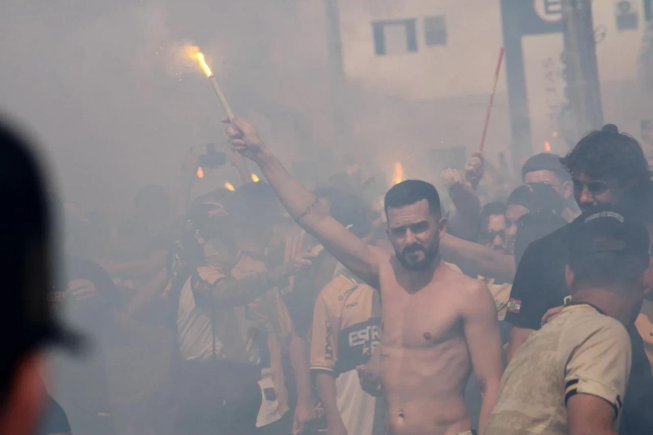Torcida recepciona jogadores antes do duelo diante do Botafogo-SP; veja fotos e vídeos