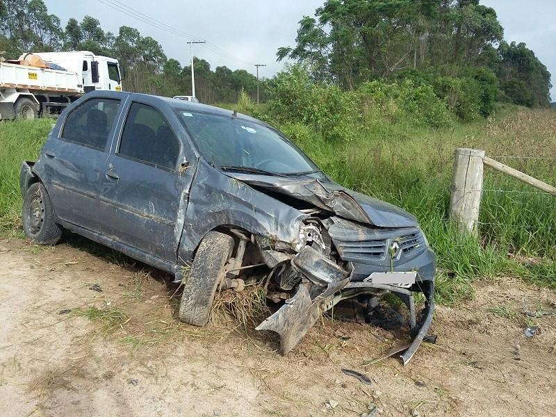 Motorista perde controle da direção e carro capota