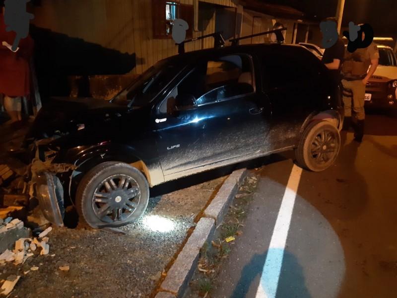 Motorista fica ferido após colidir carro contra muro de casa em Urussanga
