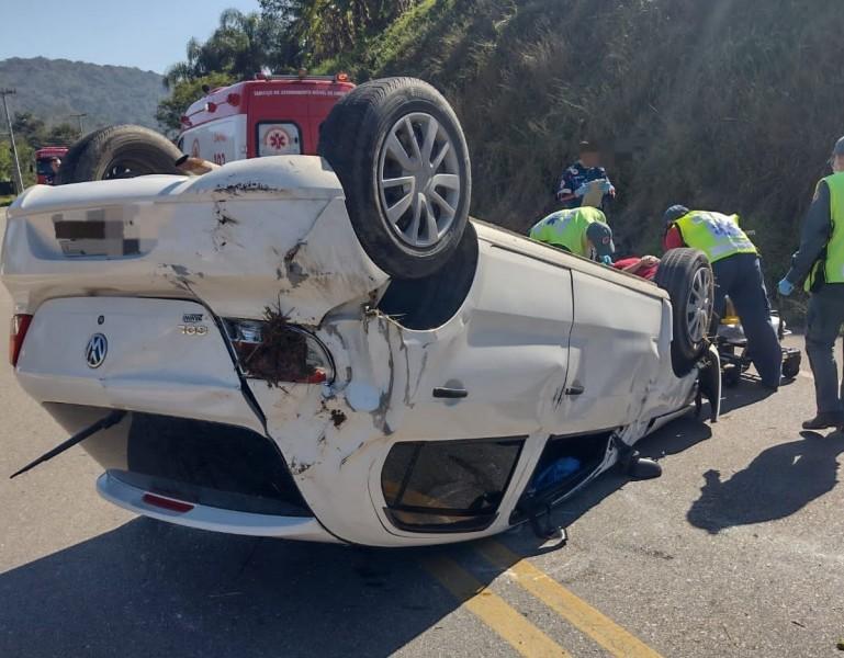 Após tentar matar aranha, motorista capota o carro na SC-390 em Orleans