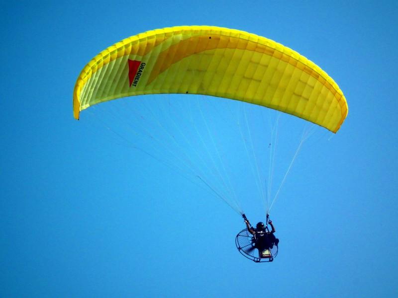 Após queda com paraglider, jovem morre afogado