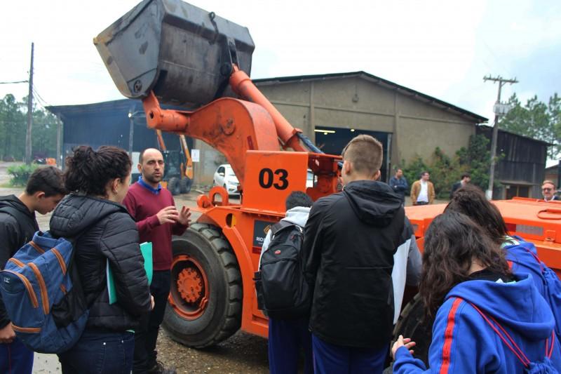 Equipamentos da mineração de carvão são apresentados para estudantes, em visita à Rio Deserto