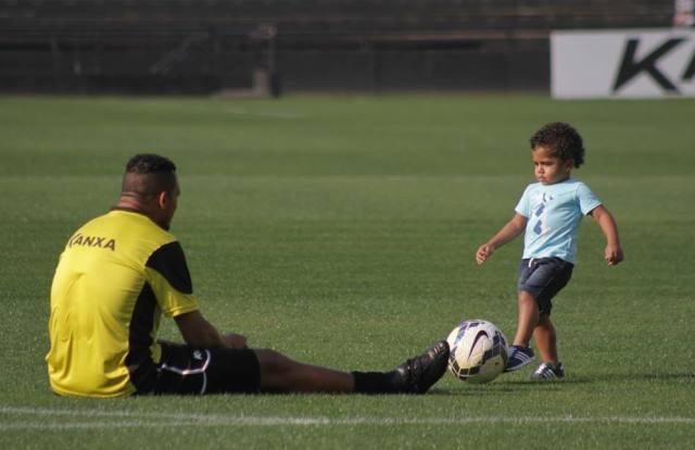Ainda aguardando regularização, Zé ensina o caminho do gol a pequeno criciumense