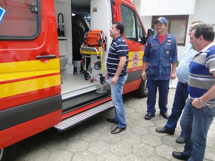 Corpo de Bombeiros de Urussanga ganha nova ambulância