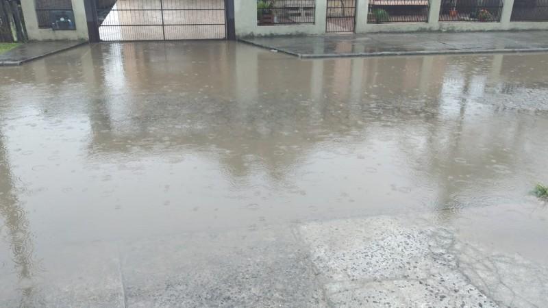 Chuva que atinge Criciúma deixa famílias preocupadas com alagamentos 