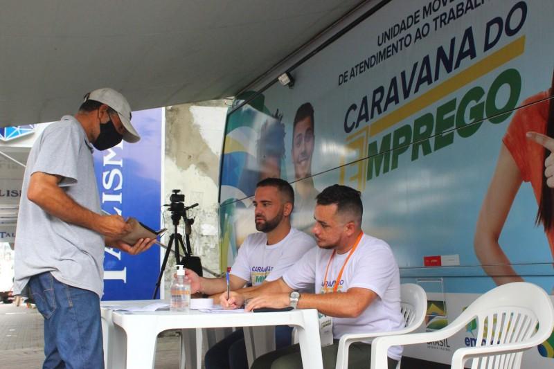 Na Praça Nereu Ramos, Caravana do Emprego conta com 180 vagas disponibilizadas pelo Sine