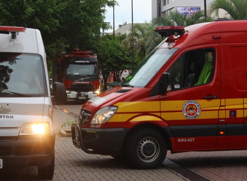 Socorristas dos bombeiros realizam parto emergencial durante deslocamento ao hospital