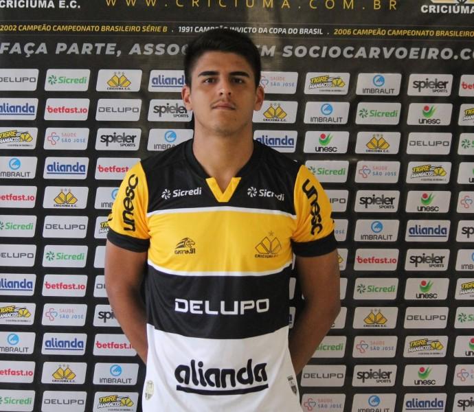 Tigre apresenta zagueiro Alan Dias