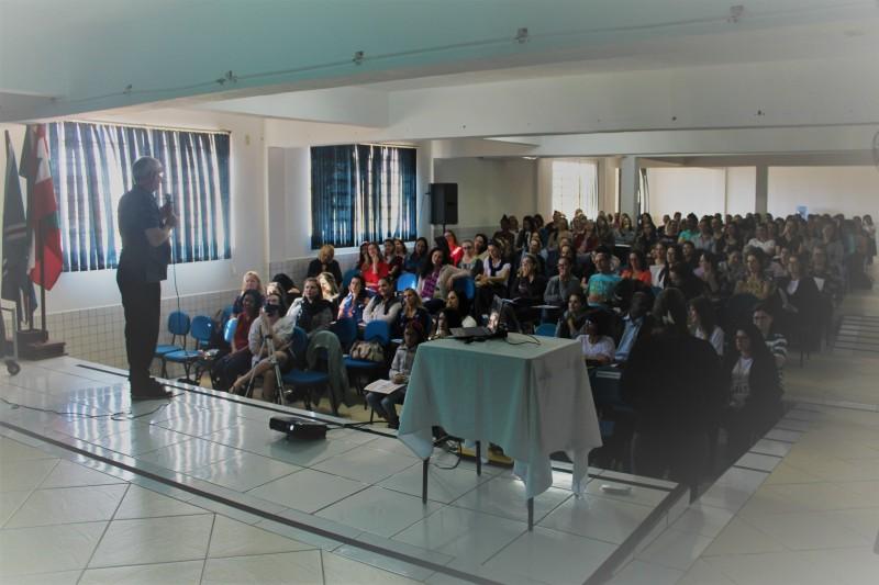 Seminário de Educação Especial reúne pais e educadores