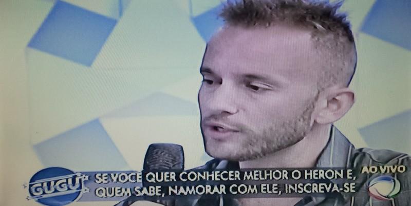 Homem que busca esposa através de outdoor é destaque no Programa do Gugu