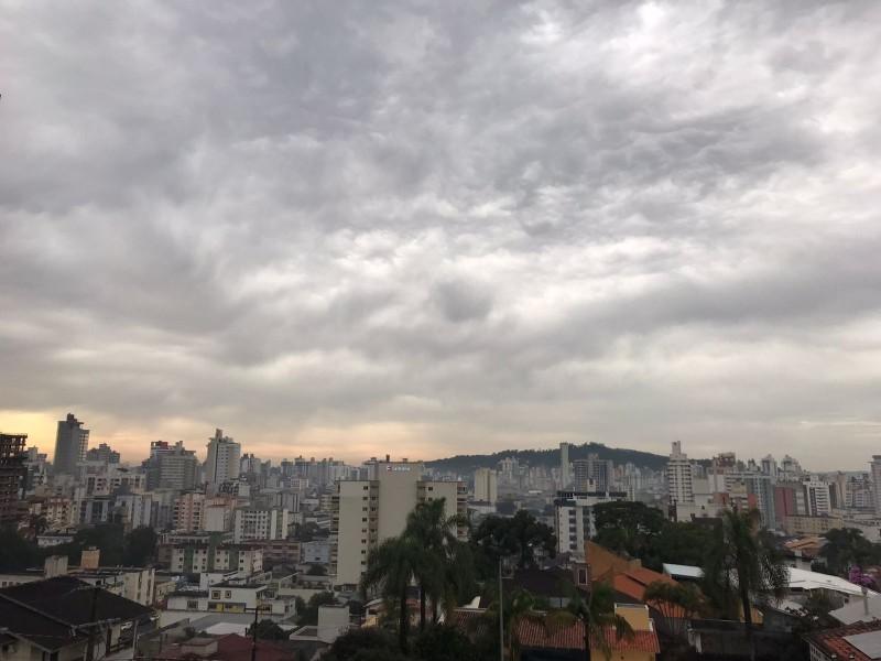 Chuva e temperaturas amenas: confira a previsão do tempo para o Réveillon no Sul de SC