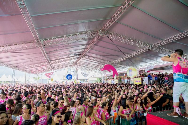 Bloco Rosa abre o carnaval de rua em Laguna