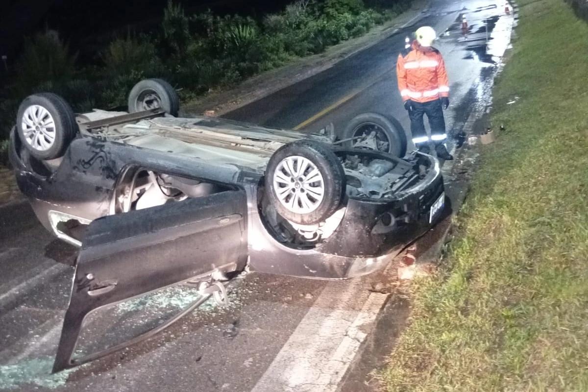 Motorista capota carro após perder controle da direção durante curva