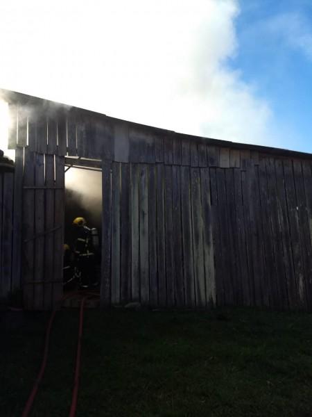 Bombeiros combatem incêndio em estufa de fumo