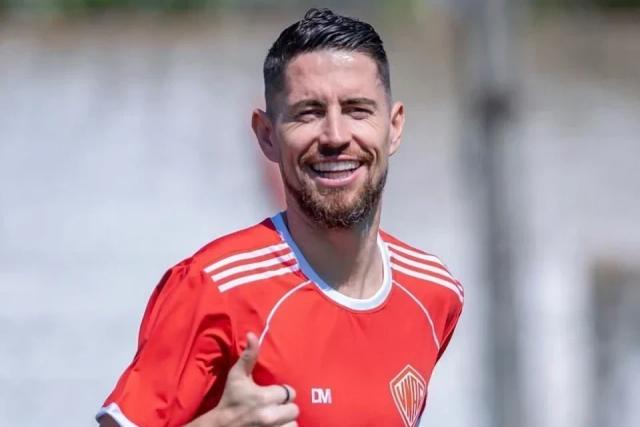 Meia do Flamengo, Jorginho revisita escolinha onde começou a carreira no Sul de SC