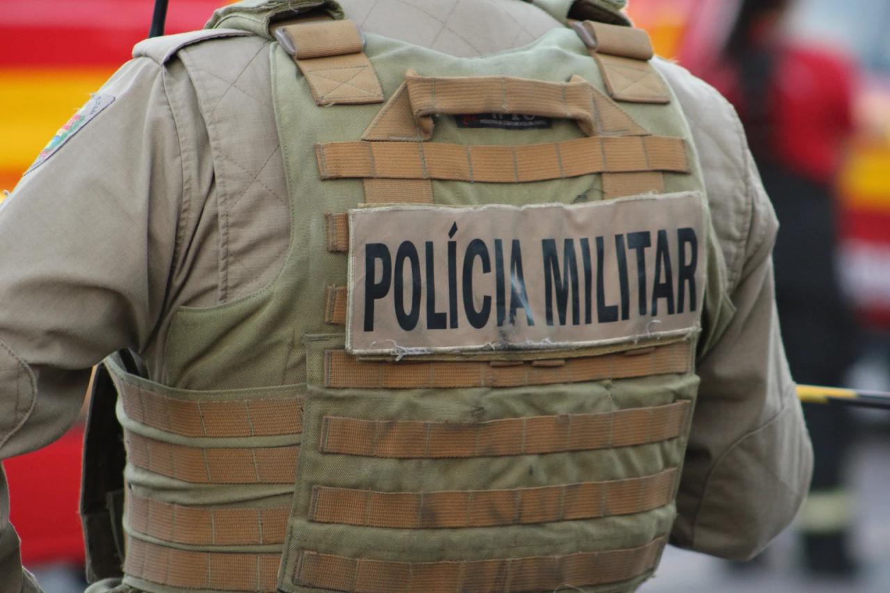 Homem é preso após ser flagrado tentando furtar bebidas alcoólicas de supermercado