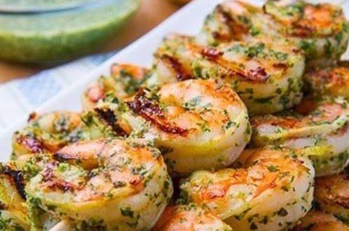 Espetinho de Camarão ao Molho Pesto